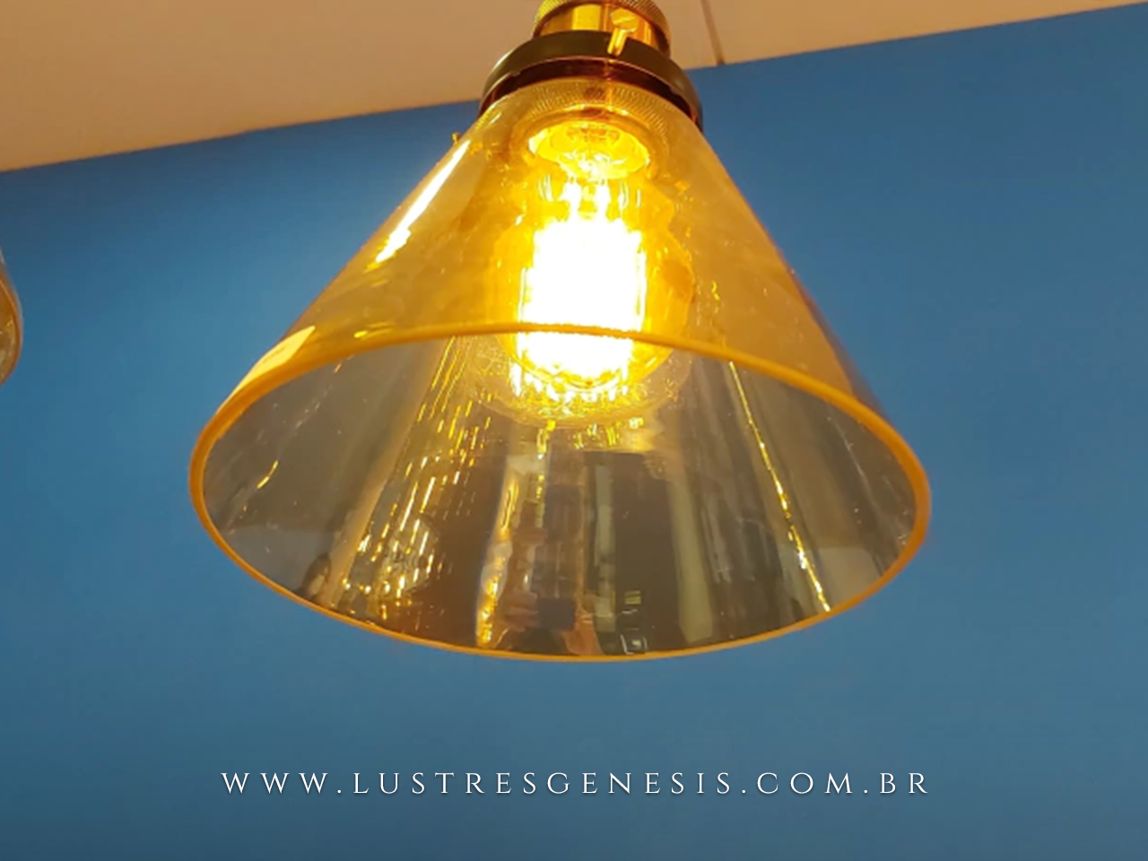 Pendente moderno ametista âmbar aceso, ideal para balcão de cozinha, quartos e lavabo, com design sofisticado e acabamento em vidro âmbar.